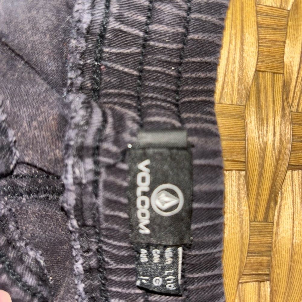 Volcom shorts - Picture 2 of 2